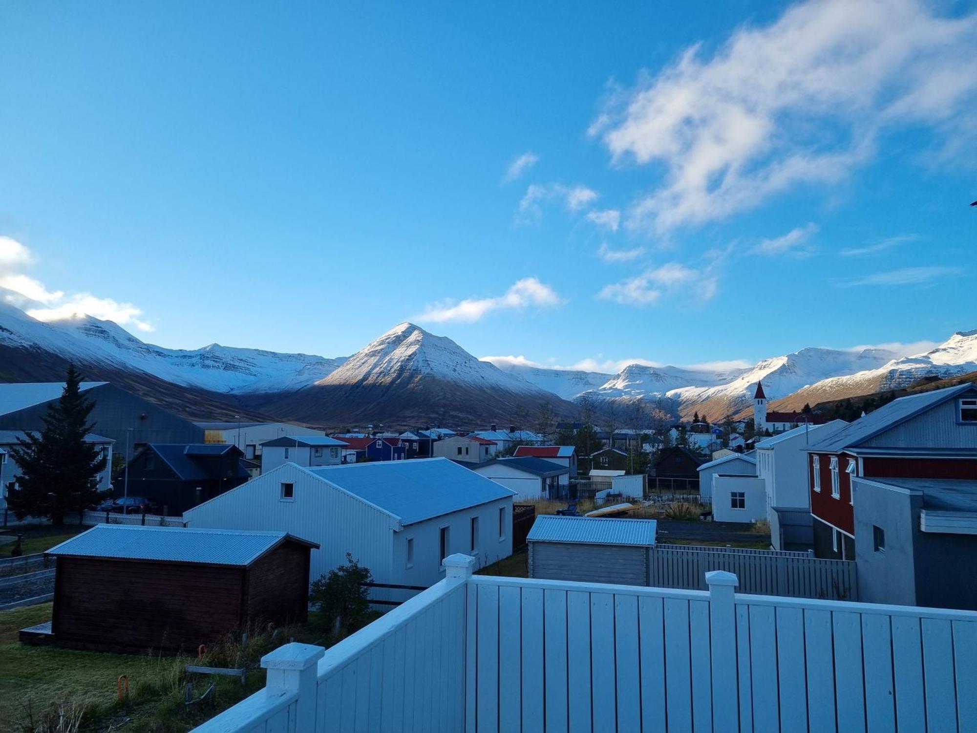 The Painter's House With View And Balcony Siglufjordur